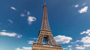 Eiffel Kulesi 'nde gün batımında sıcak ışık ve hiperhız..