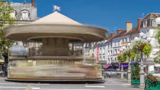 Carrusel en la plaza principal de Fontainebleau timelapse hiperlapso — Vídeos de Stock