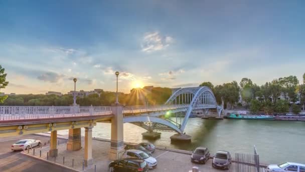 Passarelle Debilly yaya köprüsü gün batımında turistlerle — Stok video