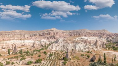 Türkiye 'nin Kapadokya kentindeki Nevsehir' in Kızıl Vadisi ve Gül Vadisi. Aşk vadisi ve peri bacaları. Mavi gökyüzünde bulutlarla panoramik manzara.