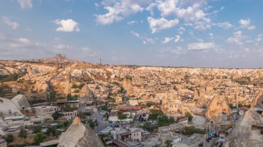 Güneş doğarken Goreme 'in hava saatinden, Kapadokya, Türkiye' den güzel bir manzarası var. Balon filmlerinin ünlü merkezi. Bulutlu mavi gökyüzü