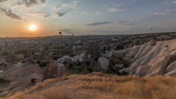 Piękny Wschód Słońca Kolorowymi Balonami Ogrzane Powietrze Startują Latają Jasnym — Zdjęcie stockowe