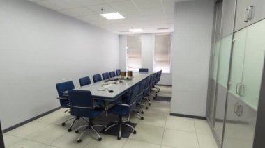 Toplantı masası ve sandalyeler toplantı odasında.