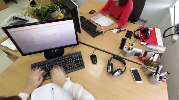 Kvinna som arbetar med dator placerad på träbord. Skjuten från luften — Stockvideo