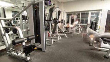 Yeni modern spor salonunun içinde ekipman zamanlaması yüksek hızda