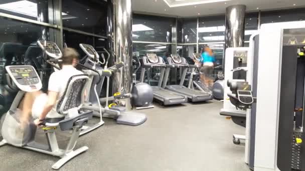 Interior del nuevo gimnasio moderno con equipo timelapse hyperlapse — Vídeos de Stock