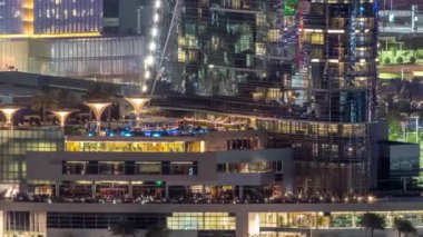 Abu Dabi şehir merkezinin gökyüzü silüeti.