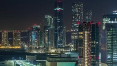 Abu Dabi şehir merkezinin gökyüzü silüeti.