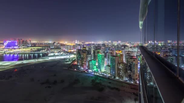 Luchtfoto skyline van Abu Dhabi centrum van boven de nacht timelapse — Stockvideo