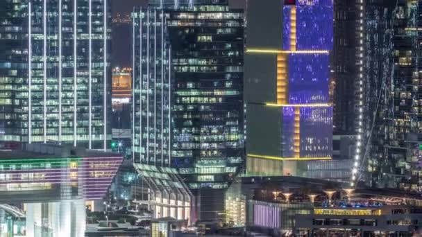 Luchtfoto skyline van Abu Dhabi centrum van boven de nacht timelapse — Stockvideo