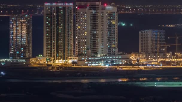 Langit udara dari pusat kota Abu Dhabi dari atas malam timelapse — Stok Video