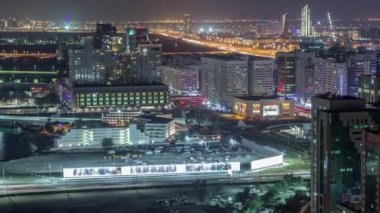 Abu Dabi şehir merkezinin gökyüzü silüeti.