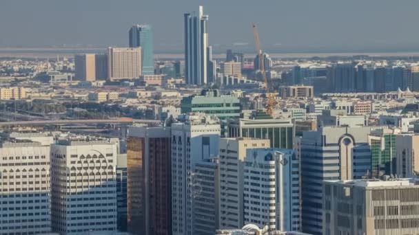 Linia aeriană a centrului orașului Abu Dhabi de deasupra timelapsei — Videoclip de stoc