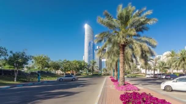 Corniche boulevard beach park wzdłuż wybrzeża w Abu Dhabi timelapse hiperlapse z drapaczami chmur na tle. — Wideo stockowe