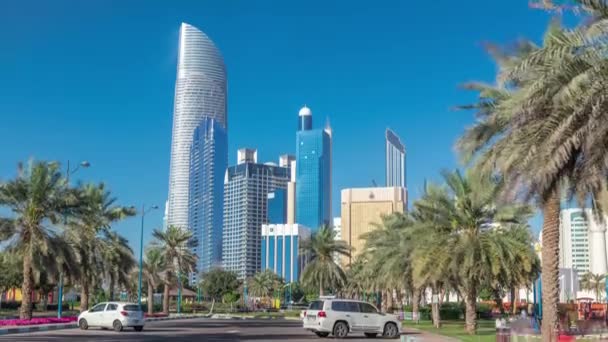 Corniche boulevard beach park a lo largo de la costa en Abu Dhabi timelapse con rascacielos en el fondo. — Vídeos de Stock