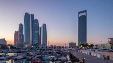 Al Bateen marinası Abu Dabi 'den gece saatine modern gökdelenler arka planda