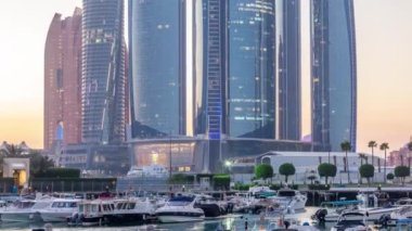 Al Bateen marinası Abu Dabi 'den gece saatine modern gökdelenler arka planda