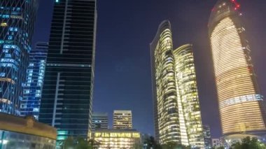 Abu Dabi 'deki gökdelenler gece vakti gökdelenler hiperhızlandırılmış, Birleşik Arap Emirlikleri