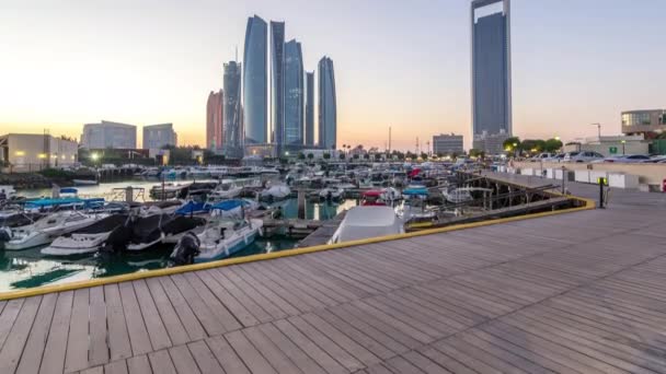 Al Bateen marina Abu Dhabi siang ke malam timelapse dengan pencakar langit modern di latar belakang — Stok Video