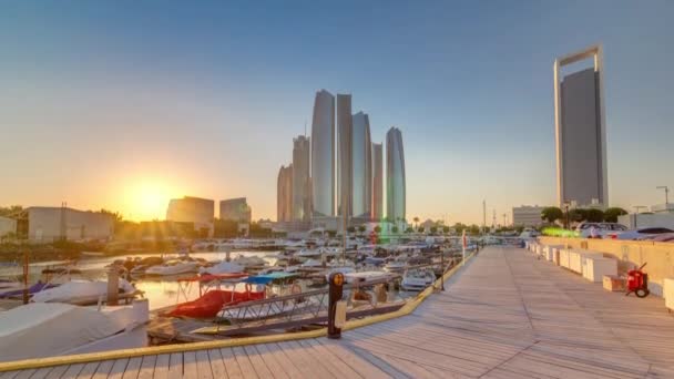Al Bateen marina Abu Dhabi timelapse s moderními mrakodrapy na pozadí — Stock video