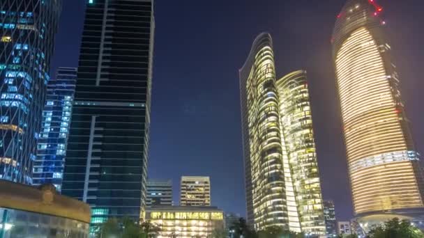 Wolkenkratzer in Abu Dhabi Skyline in der Nacht Zeitraffer-Hyperlapse, Vereinigte Arabische Emirate — Stockvideo