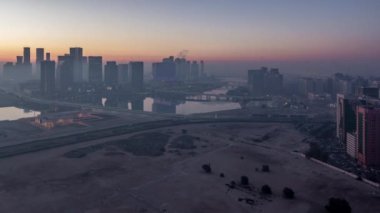 Abu Dabi şehri gökdelenlerle dolu gökdelenlerle gökdelenlerle gökyüzü gece gündüz