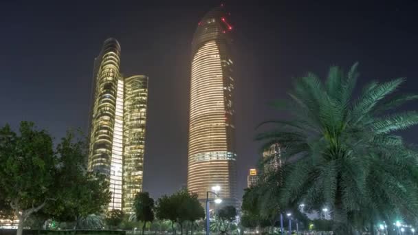 Rascacielos en Abu Dhabi Skyline en horario nocturno, Emiratos Árabes Unidos — Vídeos de Stock