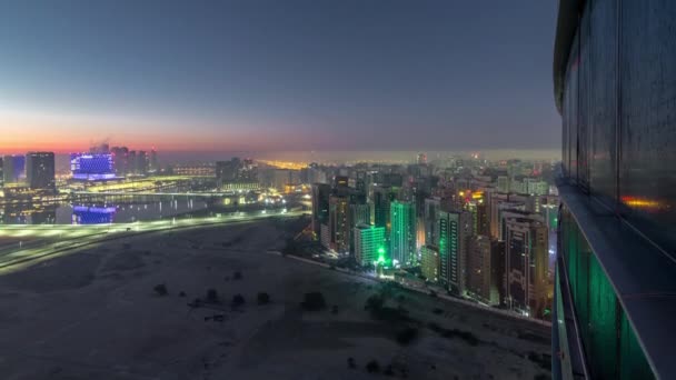Городской пейзаж Абу-Даби с небоскрёбами перед восходом солнца с ночи на день — стоковое видео