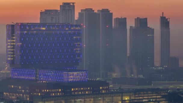 Ciudad de Abu Dhabi skyline con rascacielos antes de la salida del sol desde arriba noche al día timelapse — Vídeo de stock