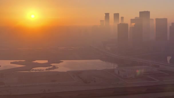 Abu Dhabi pencakar langit kota dengan pencakar langit saat matahari terbit dari atas tiLapse — Stok Video