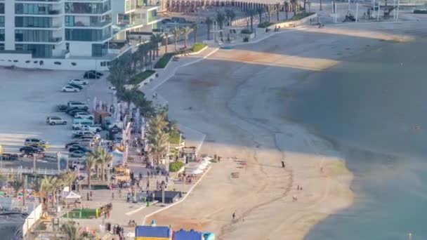 Pantai di pulau Al Reem di Abu Dhabi selama matahari terbenam timelapse dari atas. — Stok Video