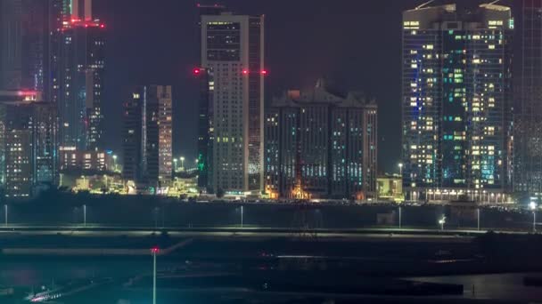 Budovy na ostrově Al Reem v Abu Dhabi noční timelapse shora. — Stock video
