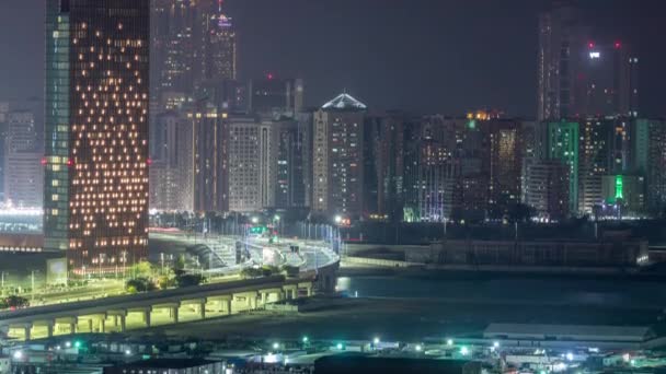 Bangunan-bangunan di pulau Al Reem di Abu Dhabi malam tiba dari atas. — Stok Video