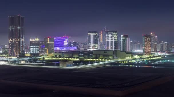 Edificios en la isla Al Reem en Abu Dhabi noche timelapse desde arriba. — Vídeo de stock