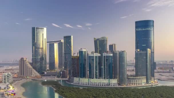 Bâtiments sur l'île Al Reem à Abu Dhabi, de jour comme de nuit. — Video