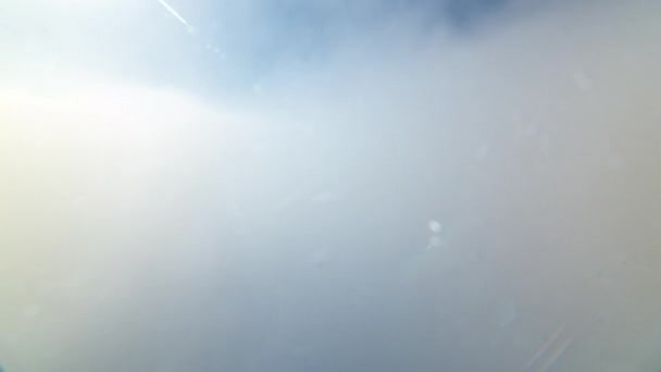 Skylines κάτω από την πυκνή ομίχλη στο timelapse δρόμο του Αμπού Ντάμπι το πρωί — Αρχείο Βίντεο
