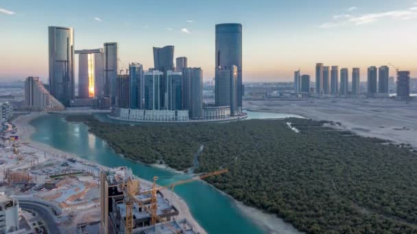 Byggnader på ön Al Reem i Abu Dhabi dag till natt timelapse från ovan. — Stockvideo