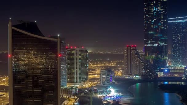 Budovy na ostrově Al Reem v Abu Dhabi noční timelapse shora. — Stock video