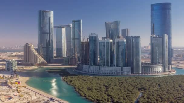 Bâtiments sur l'île Al Reem à Abu Dhabi timelapse d'en haut. — Video