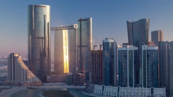 Bangunan-bangunan di pulau Al Reem di Abu Dhabi tiLapse dari atas. — Stok Video