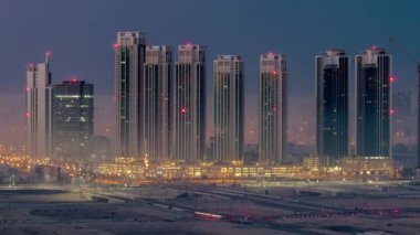 Abu Dabi 'deki Al Reem Adası' ndaki binalar gece gündüz yukarıdan zaman geçiyor..