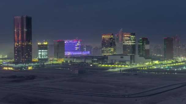Gebouwen op het eiland Al Reem in Abu Dhabi van nacht tot dag. — Stockvideo