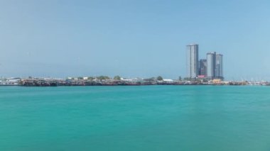 Geleneksel ahşap balıkçılığı Abu Dabi 'deki Dhow Limanı' na kurduk.