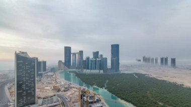 Abu Dabi 'deki Al Reem Adası' ndaki binalar yukarıdan zaman ayarlı.