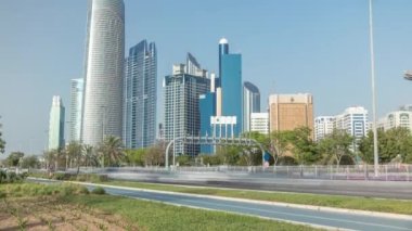 Abu Dabi 'deki sahil şeridi boyunca uzanan Corniche Bulvarı plajı parkında arka planda gökdelenler var..