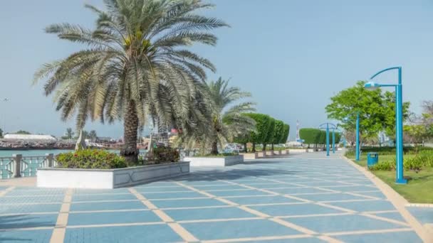 Corniche boulevard beach park wzdłuż wybrzeża w Abu Dhabi timelapse z drapaczami chmur na tle. — Wideo stockowe