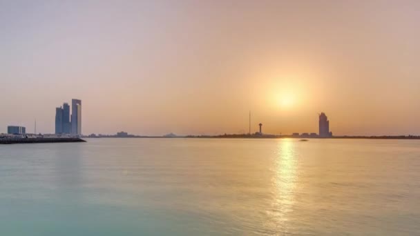 Matahari terbenam di Abu Dhabi di atas Pulau Marina tiLapse — Stok Video