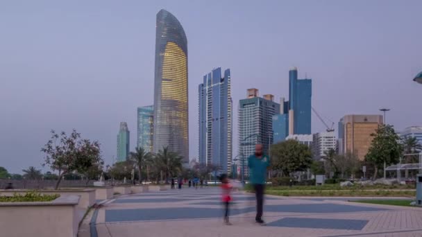 Skyskrapor i Abu Dhabi Skyline dag till natt timelapse, Förenade Arabemiraten — Stockvideo