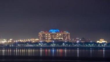 Emirlik Sarayı gece vakti aydınlandı. Abu Dabi, Birleşik Arap Emirlikleri.