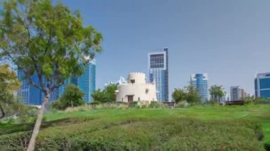 Abu Dabi kıyı şeridi boyunca Corniche Bulvarı sahil parkı. Arka planda gökdelenler var..